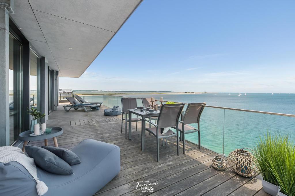 奥尔本尼兹Penthouse的一个带桌椅的海景阳台