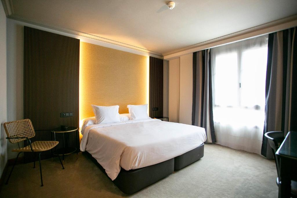奥维多德城奥维多酒店的一间设有大床和窗户的酒店客房