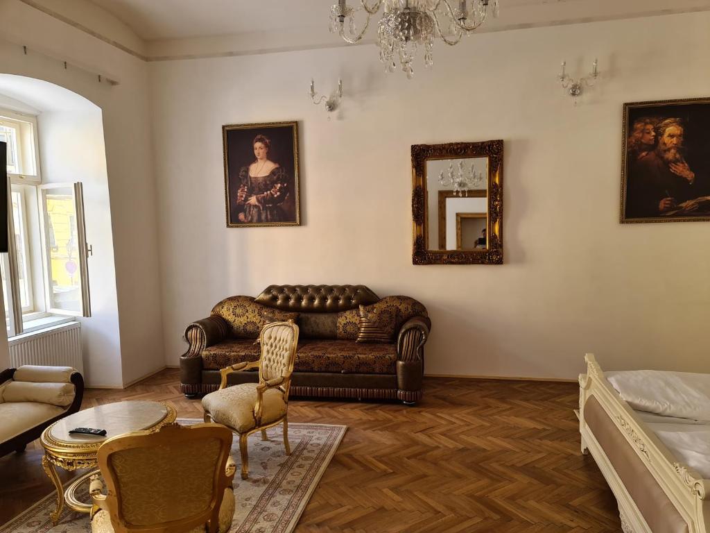 班斯卡 - 什佳夫尼察Apartmány Svätá Barborka的客厅配有沙发和桌子