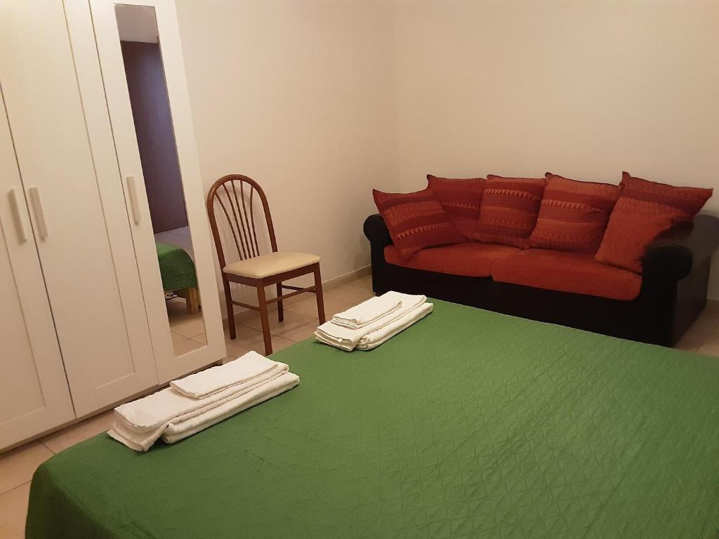 帕多瓦Locazione Menini - Camere zona stazione的客厅配有绿桌和沙发