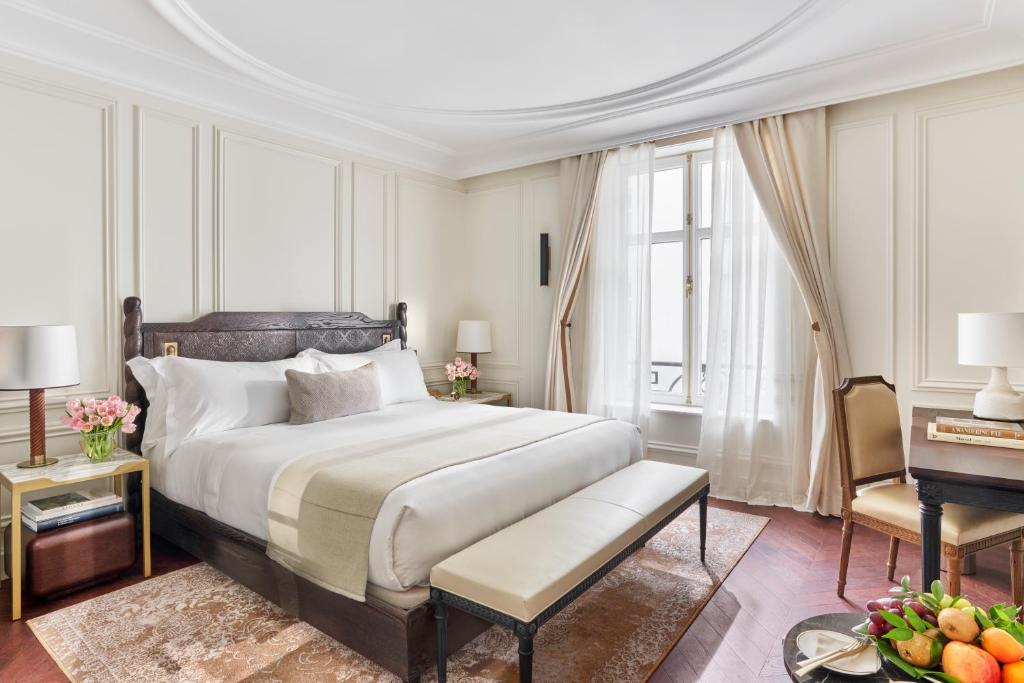 马德里Mandarin Oriental Ritz, Madrid的一间卧室配有一张特大号床和一张桌子