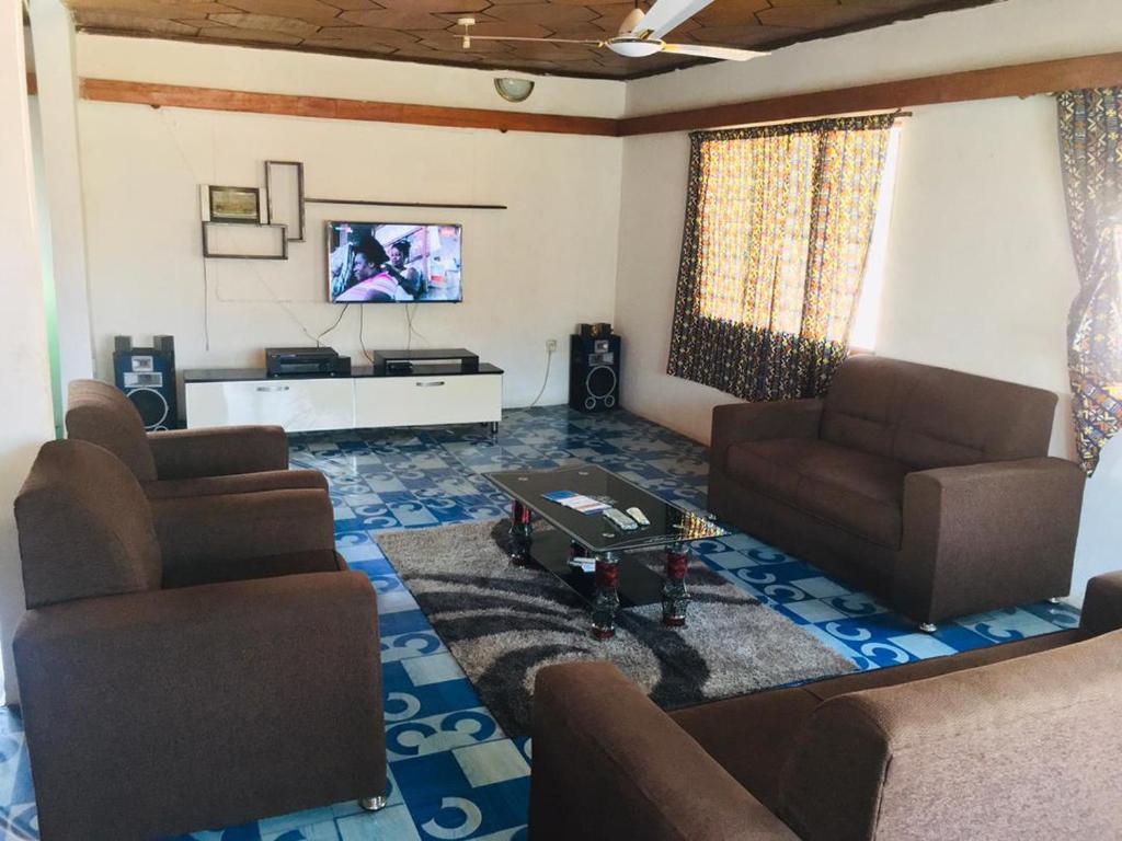 阿克拉Feel At Home & be close to the Labadi Beach (5min)的客厅配有两张沙发和一台电视机