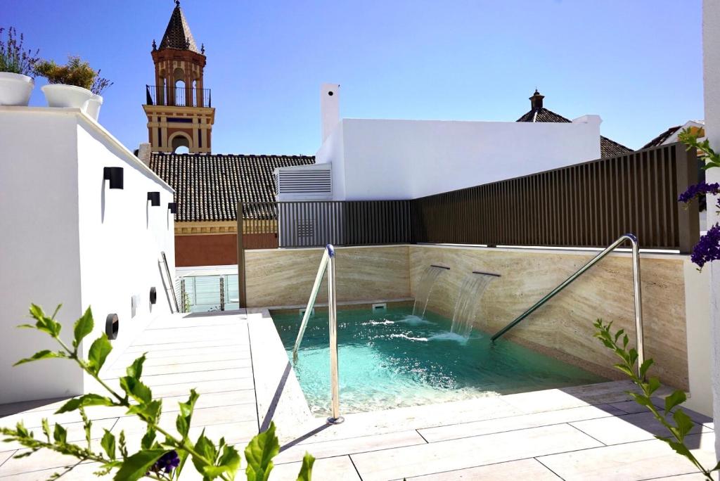 塞维利亚Hotel Amadeus Sevilla的建筑物屋顶上的游泳池