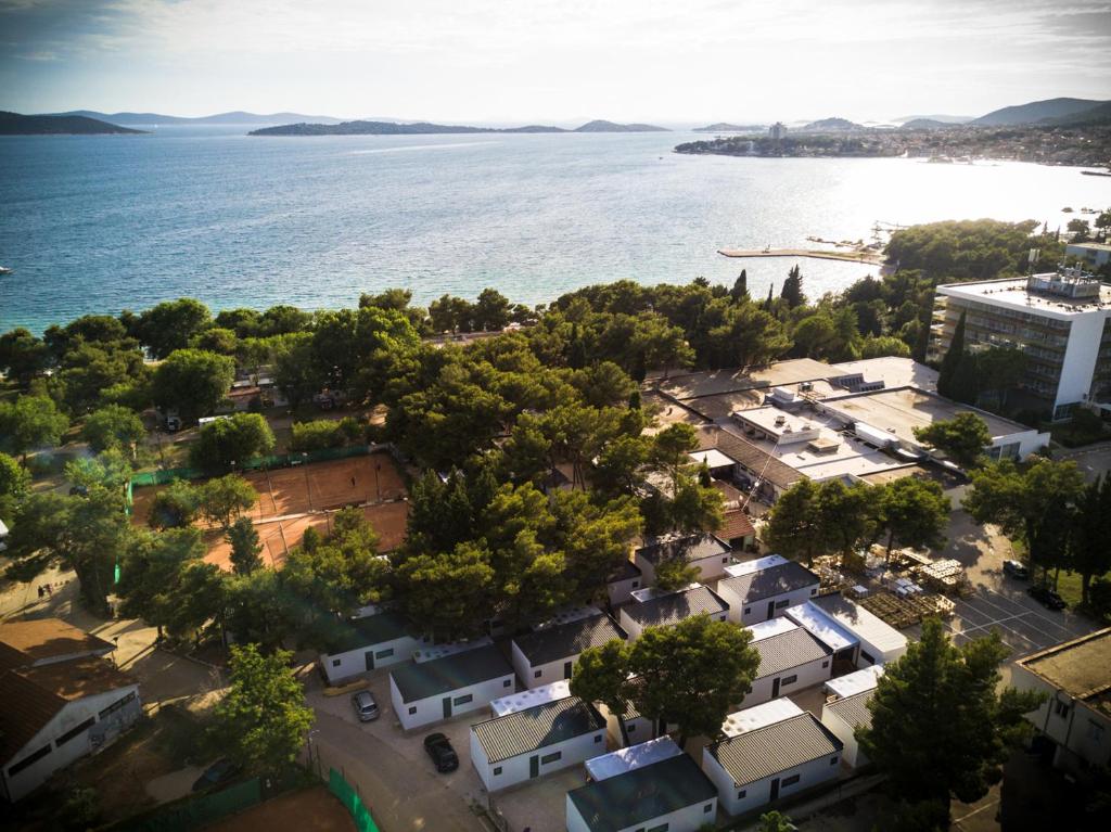 沃迪切Mobile Home Vodice 27的水边小镇的空中景观