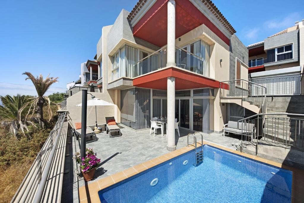 圣乌尔苏拉Villa View Grand的阳台带游泳池的房子