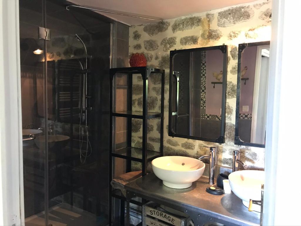 库埃斯农河畔罗仙布雷斯霍特斯弗鲁尔德赛尔酒店的一间带两个盥洗盆和淋浴的浴室