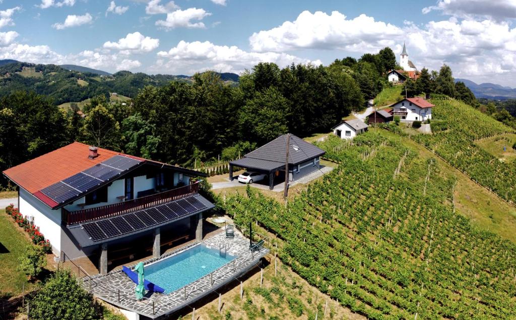 DramljeVineyard Paradise Senica的享有山丘上带太阳能电池板的房子的空中景致
