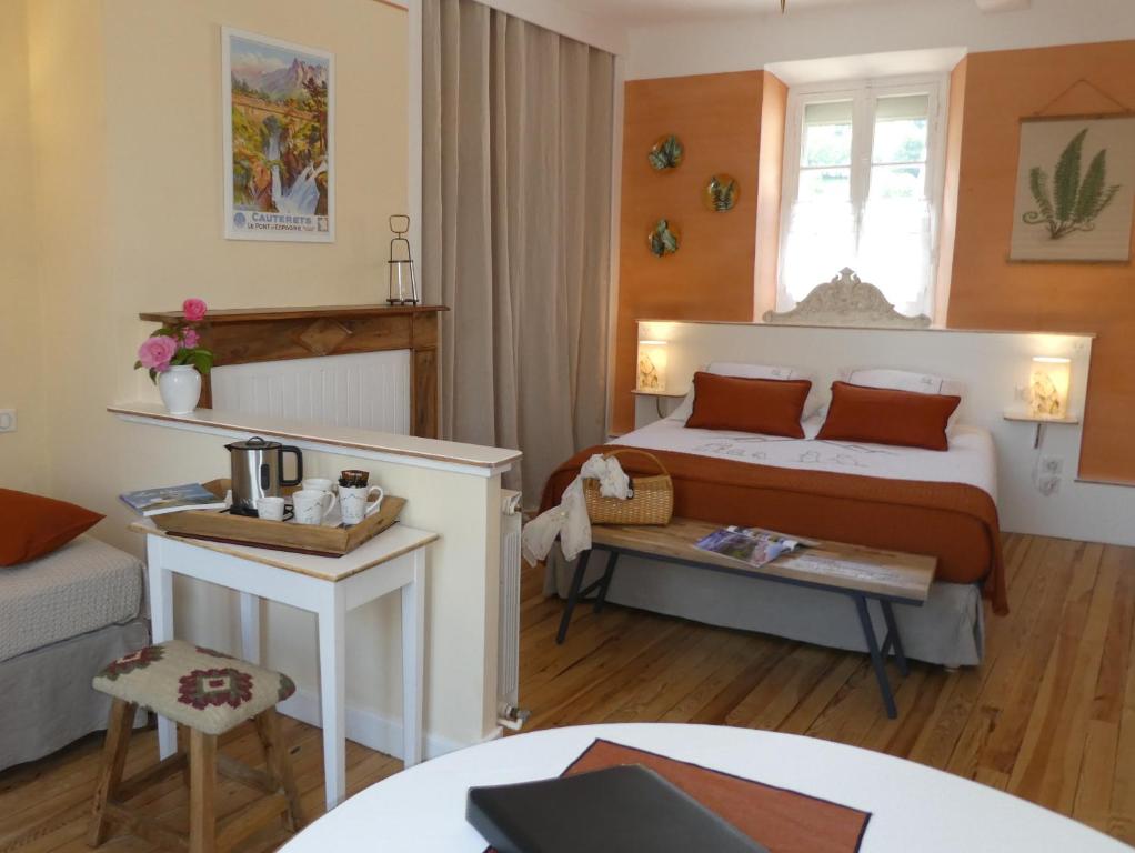 SazosChalet Mina的酒店客房配有一张床铺和一张桌子。
