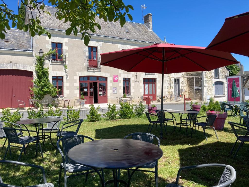 曼瑟河畔克里塞Logis Auberge de Crissay的一个带桌椅和遮阳伞的庭院