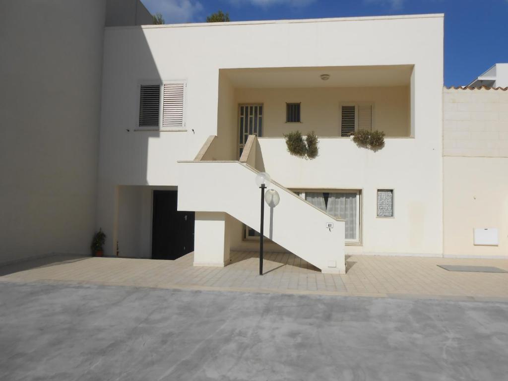莱乌卡Casa Raffaele的白色的房子,前面有楼梯