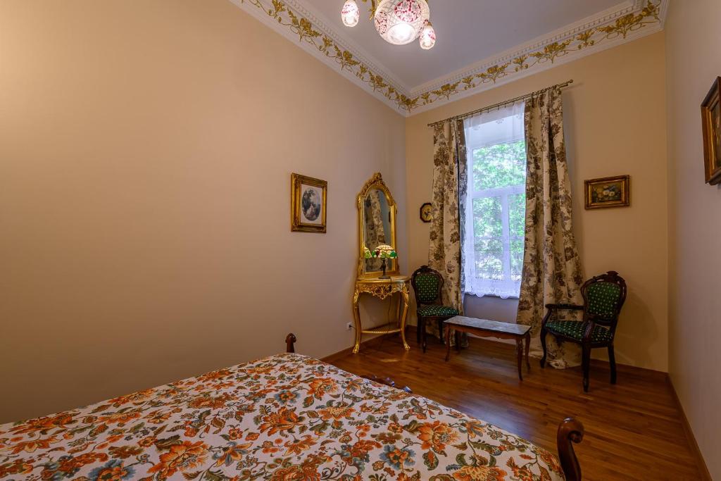 利耶帕亚Komodora nams的一间卧室设有一张床和一个窗口