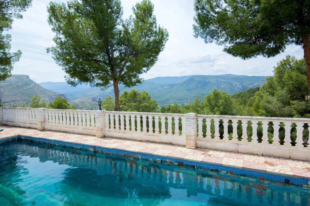 5 bedrooms villa with private pool and enclosed garden at Chulilla内部或周边的泳池
