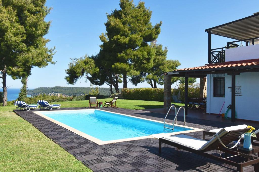希维利Endless Blue Villa Elani的一座房子的院子内的游泳池