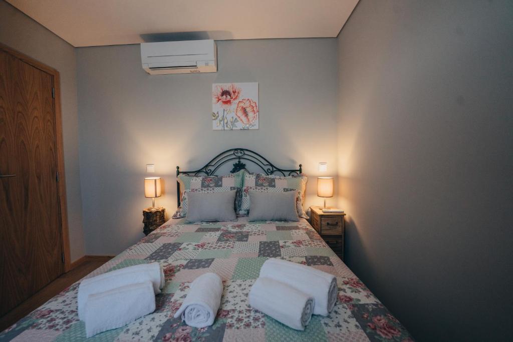 RossasTi`Justina Country House的一间卧室配有一张大床和两个枕头