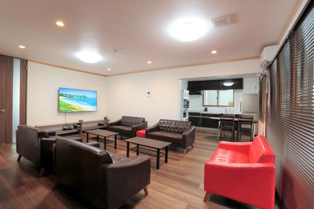 名古屋ROYAL SUITE SAKAE - Vacation STAY 11483的带沙发、椅子和桌子的客厅