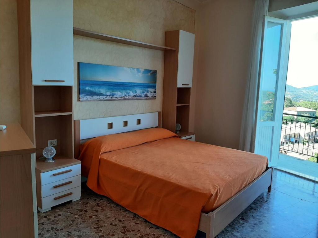 卡波利韦里APPARTAMENTO CASA MARCO的一间卧室设有一张床和一个大窗户