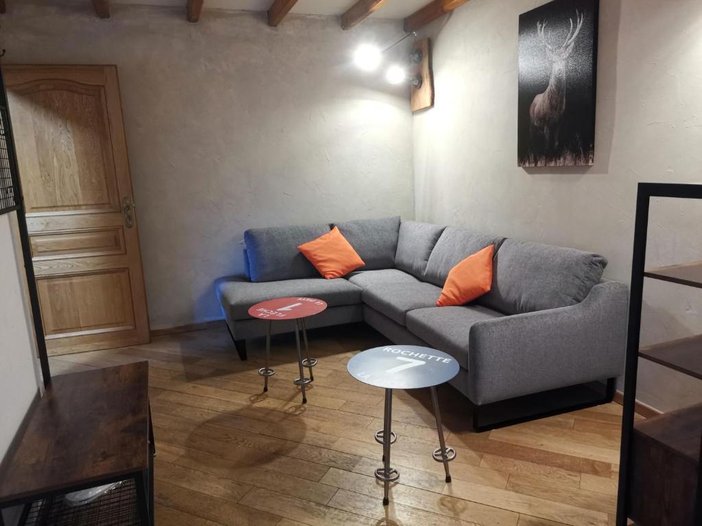 蒙乃第耶-勒潘Residence le Cairn的客厅配有沙发和2张桌子