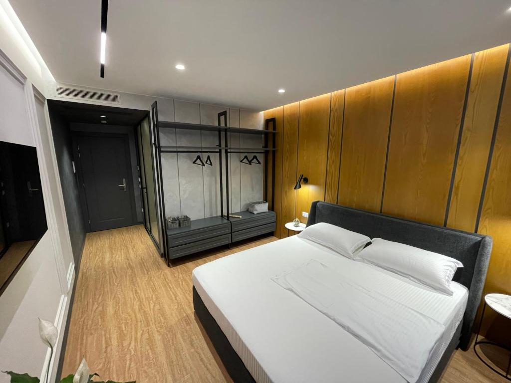 地拉那Hotel Europa的卧室配有一张白色大床