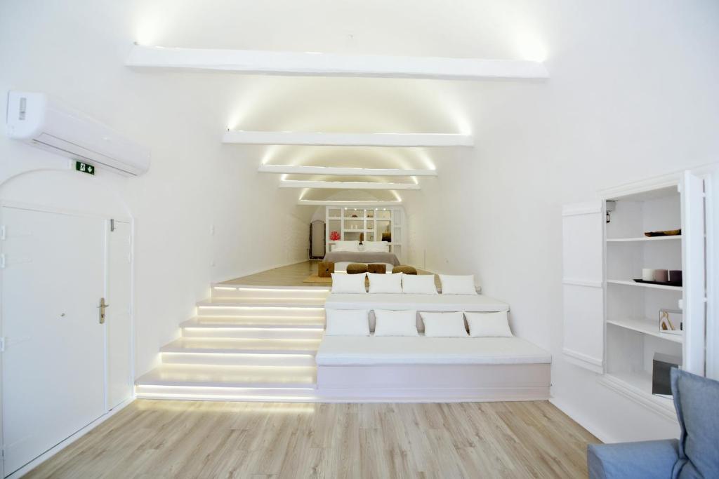 伊兹拉Hydra Hospitality Port Apartment的一间设有一排白色床的房间