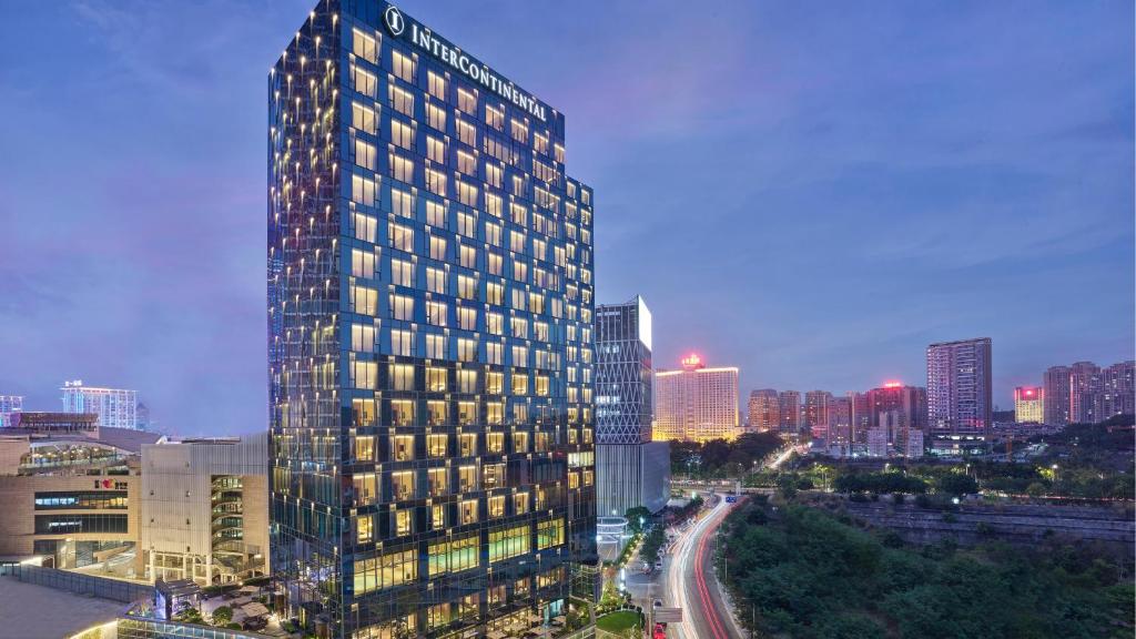 东莞东莞洲际酒店的夜晚在城市的高楼