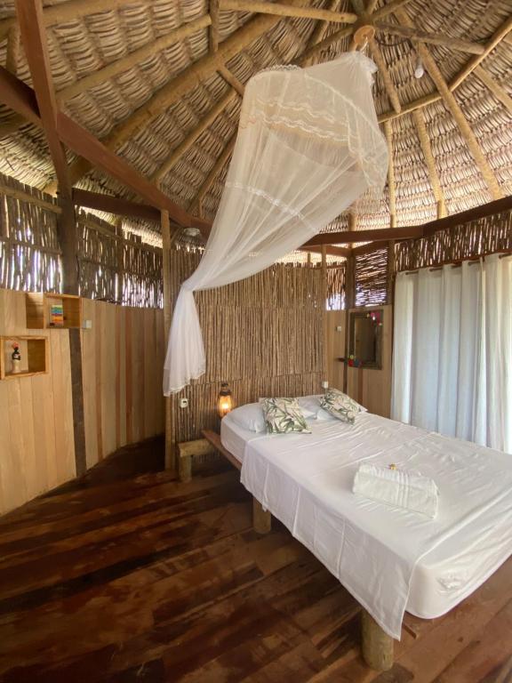 普雷亚Cabanadu Preá Kite的一间卧室配有一张带蚊帐的床