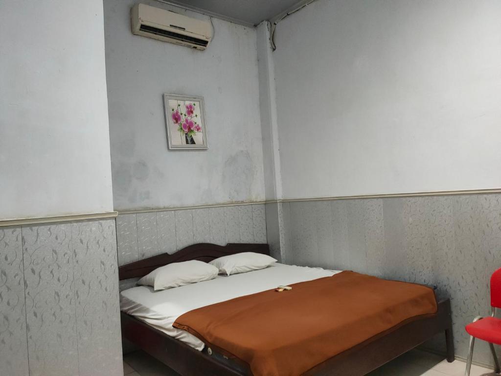 马卡萨OYO 90529 Hotel Baruga Makassar的小房间,里面设有床