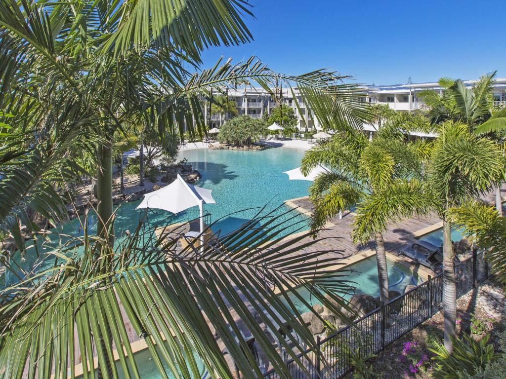 金斯克里福Resort & Spa 6316 with resort Tropical Pool的棕榈树度假村泳池的空中景致