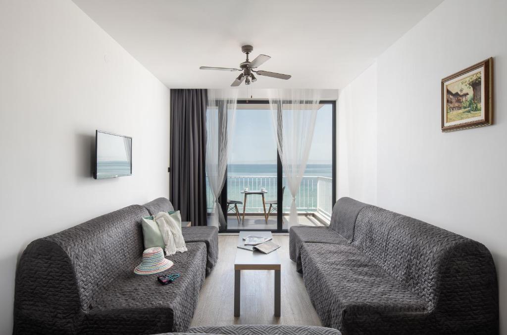 阿吉亚特拉萨Grand Dodo's Triada Seaview Studios的客厅设有两张沙发,享有海景