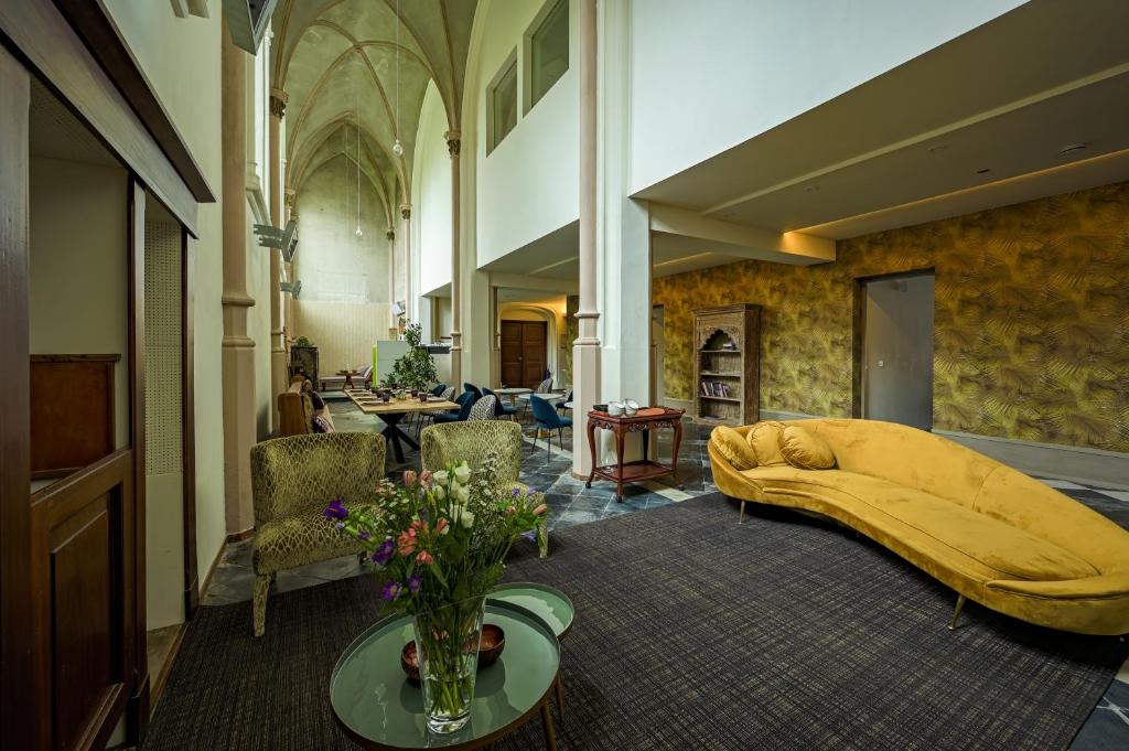霍夫德普拉特EgliZen的客厅配有一张黄色毯子床