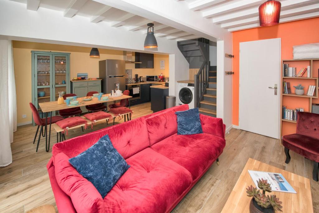 埃特勒塔L’Ancre des falaises - MAISON VUE MER & À 50M PLAGE (hypercentre)的一间带红色沙发的客厅和一间厨房