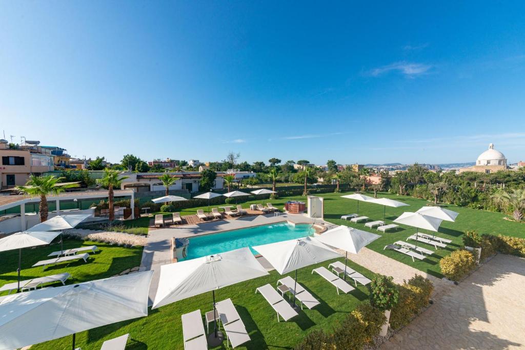 普罗奇达Insula Boutique Hotel的享有度假村的空中景致,设有游泳池和躺椅