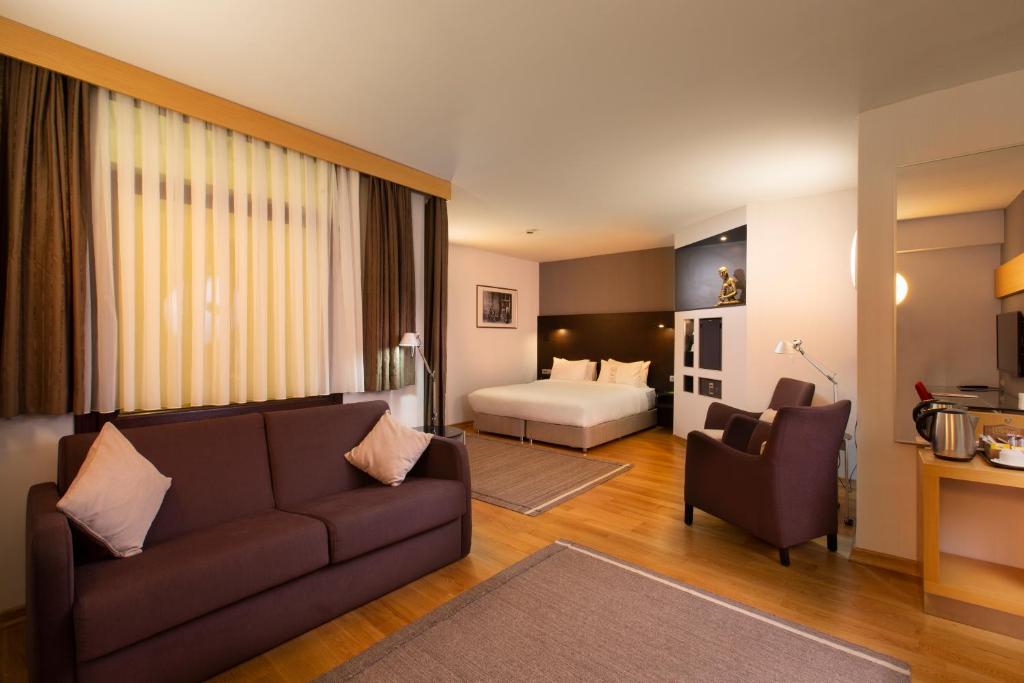 伊斯坦布尔日本酒店的客厅配有沙发和1张床