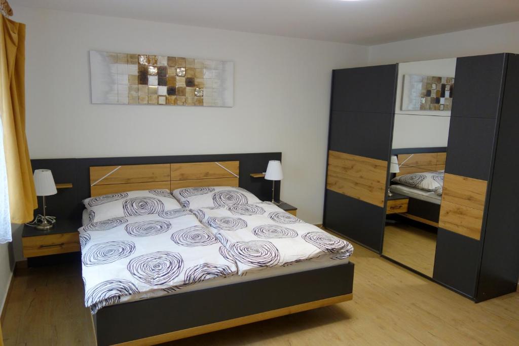 卡罗林卡Apartmány pod Soláněm的一间卧室配有一张床和两张双层床。