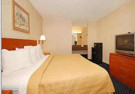 格林维尔格林维尔酒店的配有一张床和一台平面电视的酒店客房