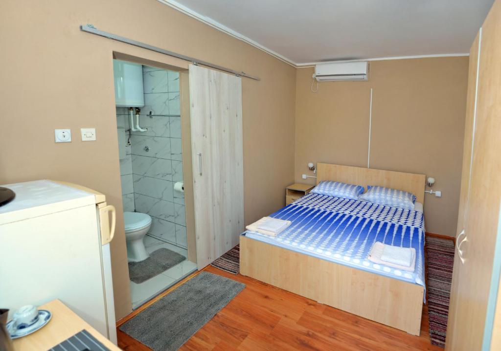 Rooms Petrovic客房内的一张或多张床位