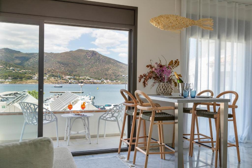 德拉塞尔瓦港Playa Vista Mar的一间带桌椅的用餐室和一个阳台
