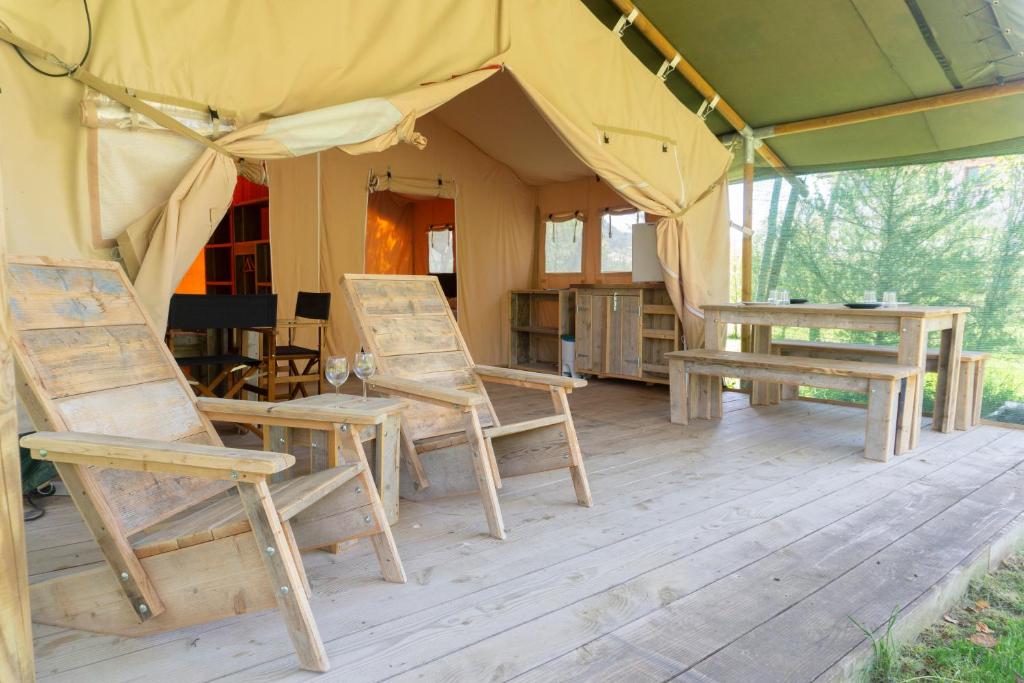 PerarruaTiendas safari Chill-Outdoor的帐篷内的房间,配有椅子和桌子