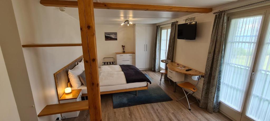 Praz卡维贝尔沙湾酒店及餐厅的一间卧室配有双层床和电视。