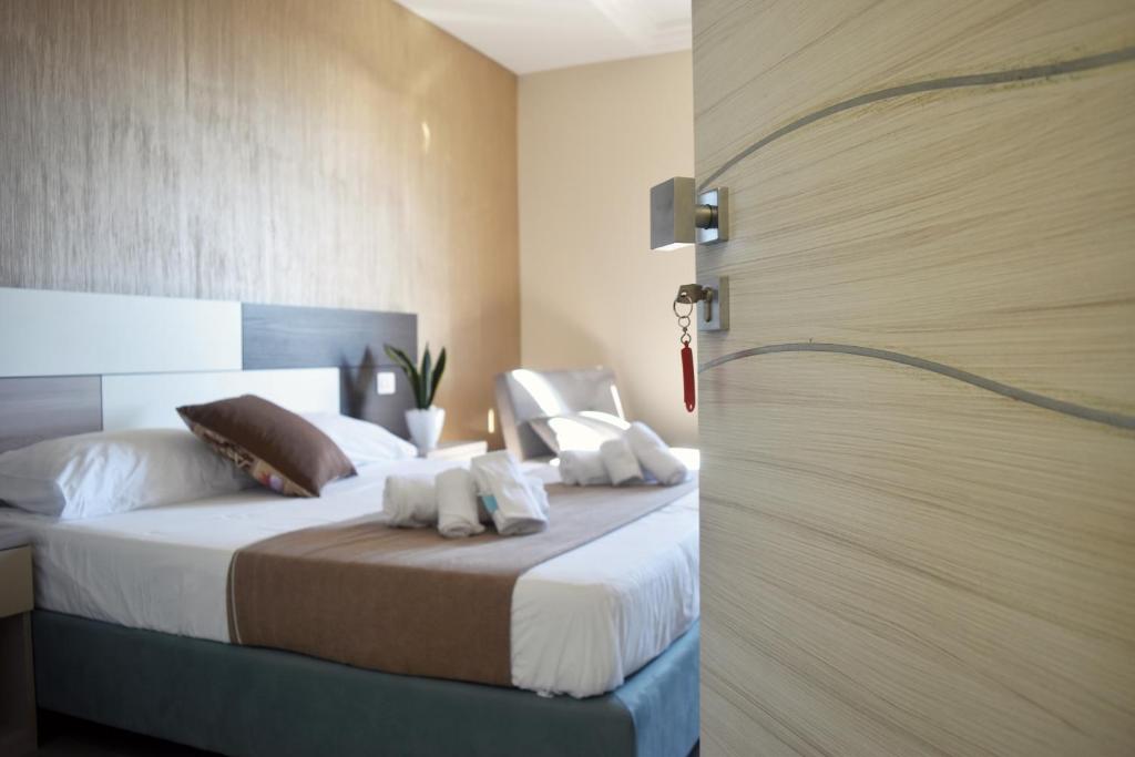 圣尼科拉阿尔切拉B & B Vilenia San Nicola Arcella的一间卧室配有一张带两个枕头的床