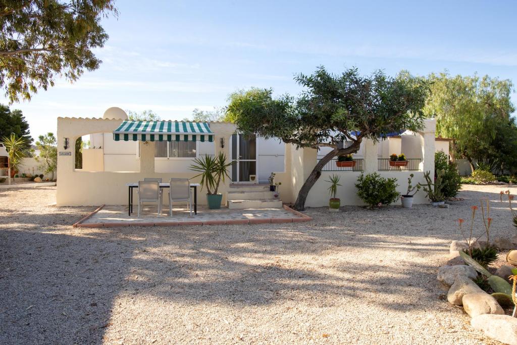 穆特克萨梅尔Mobilhome Costa del Sol的蓝色遮阳篷的小白色房子