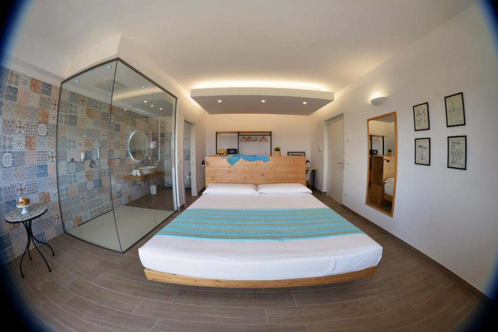 泰尔莫利Dimora EFFE - Eco B&B的一间卧室设有一张大床和淋浴