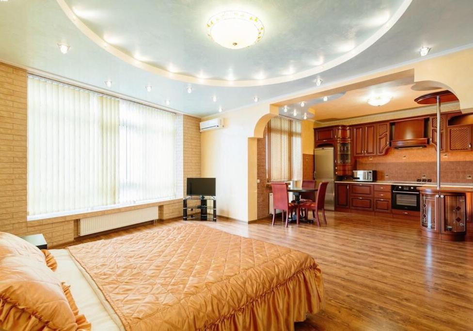 基辅VIP апартаменти з видом на озеро的一间大卧室,配有一张大床和一个厨房