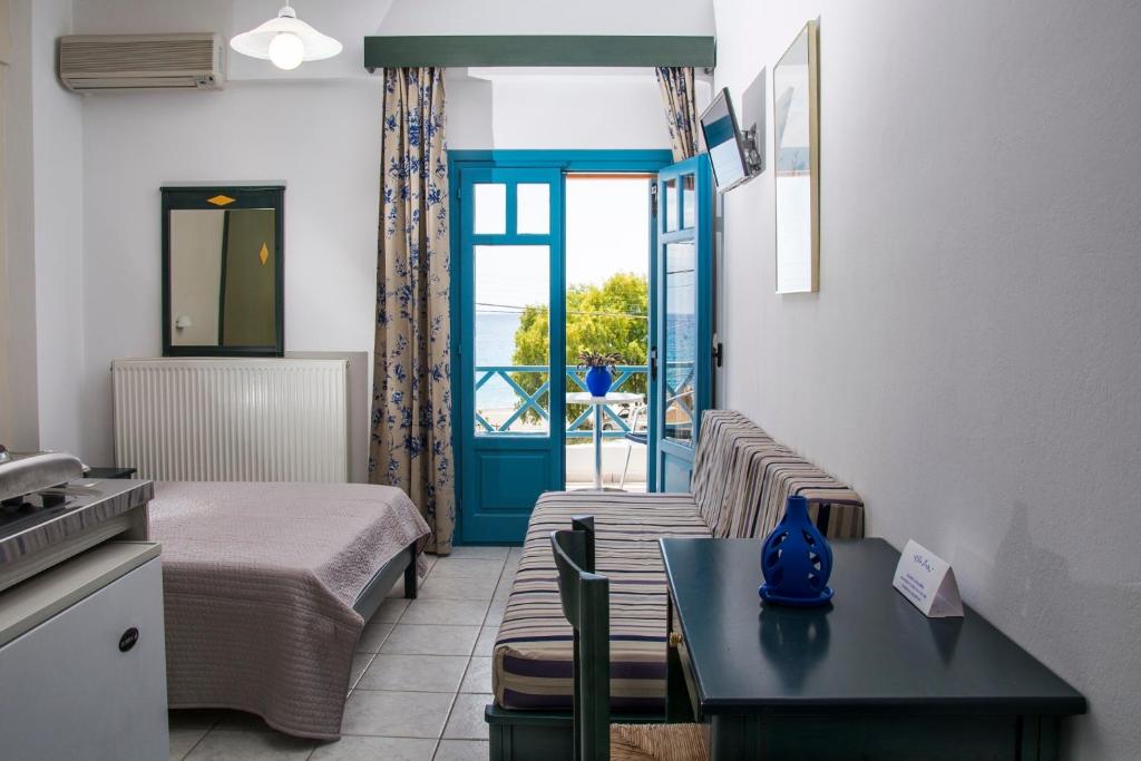 皮萨瑞弗罗达艾日达别墅公寓式酒店的酒店客房,配有一张床铺和一张桌子,还有一间客房