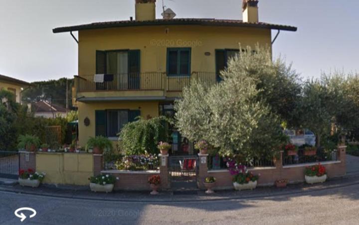 Case del BevanoBED & BREAKFAST Villa Cerasa的前面有一棵树的黄色房子