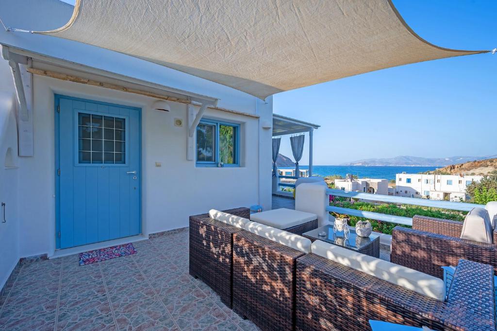 莫罗斯帕罗Molos Sea View House - Paros Greece的一个带蓝色门的海景庭院