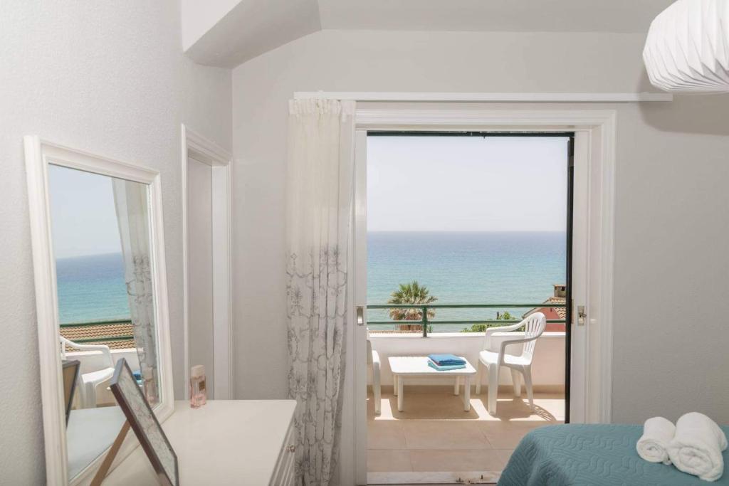 格利法达Aria, Maisonette in Glyfada Beach的一间卧室设有海景阳台