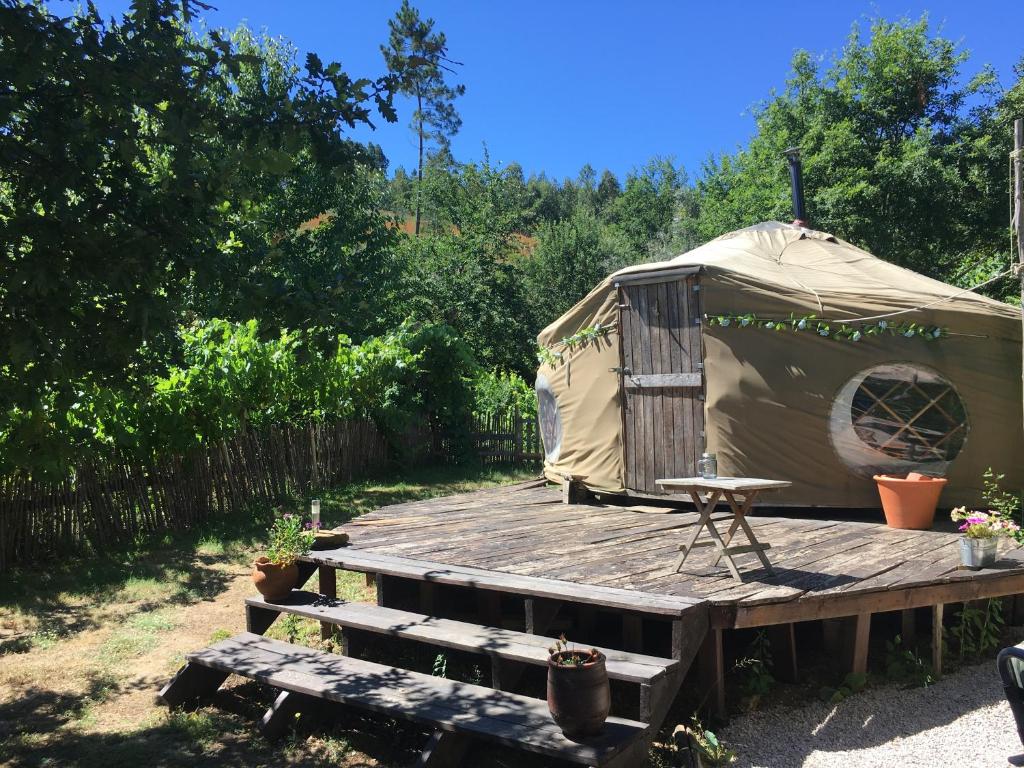 Vale do BarcoStar Gazing Luxury Yurt with RIVER VIEWS, off grid eco living的木制甲板上的圆顶帐篷