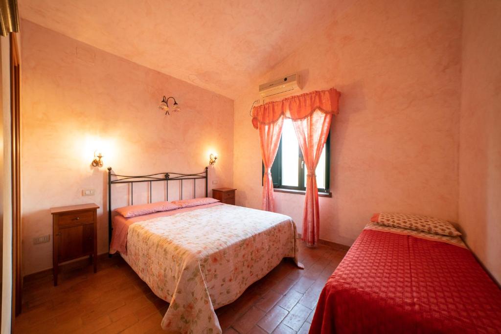 阿特里Dimora Terrazza sui Calanchi的一间卧室设有两张床和窗户。