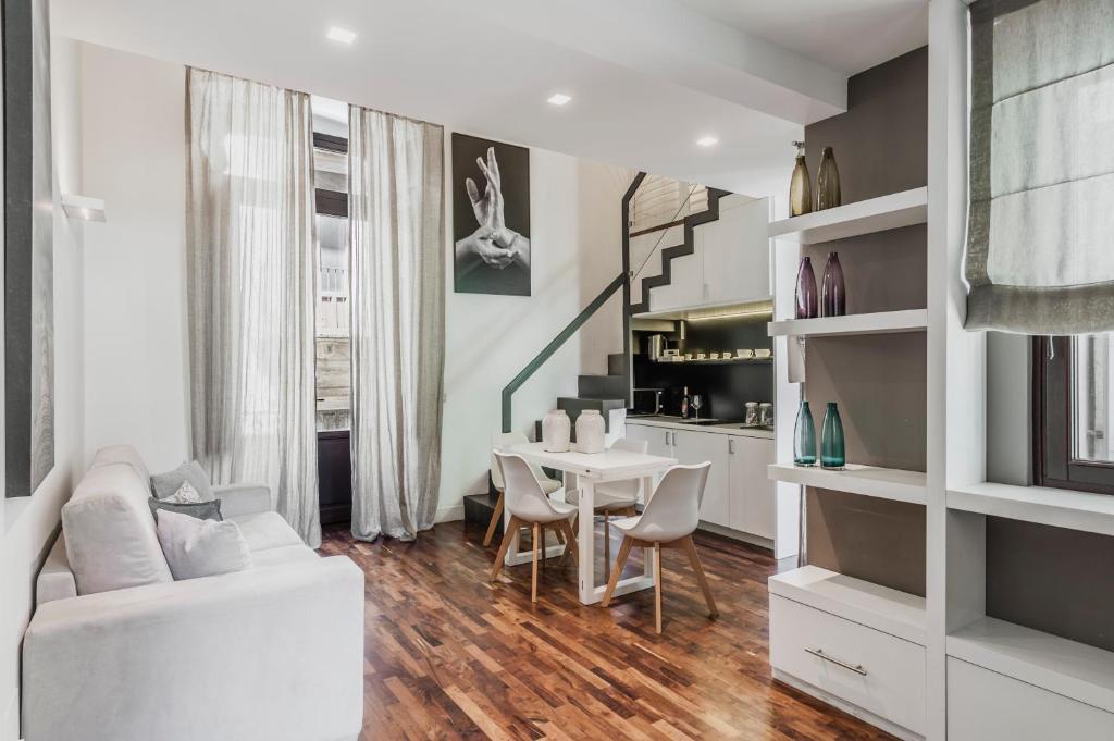 卡塔尼亚费里尼之家 - 维亚蒙特圣阿加塔公寓的客厅配有白色的沙发和桌子