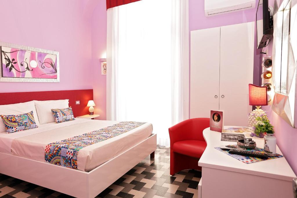 墨西拿B&B Antonello da Messina的一间卧室配有一张床和一张红色椅子